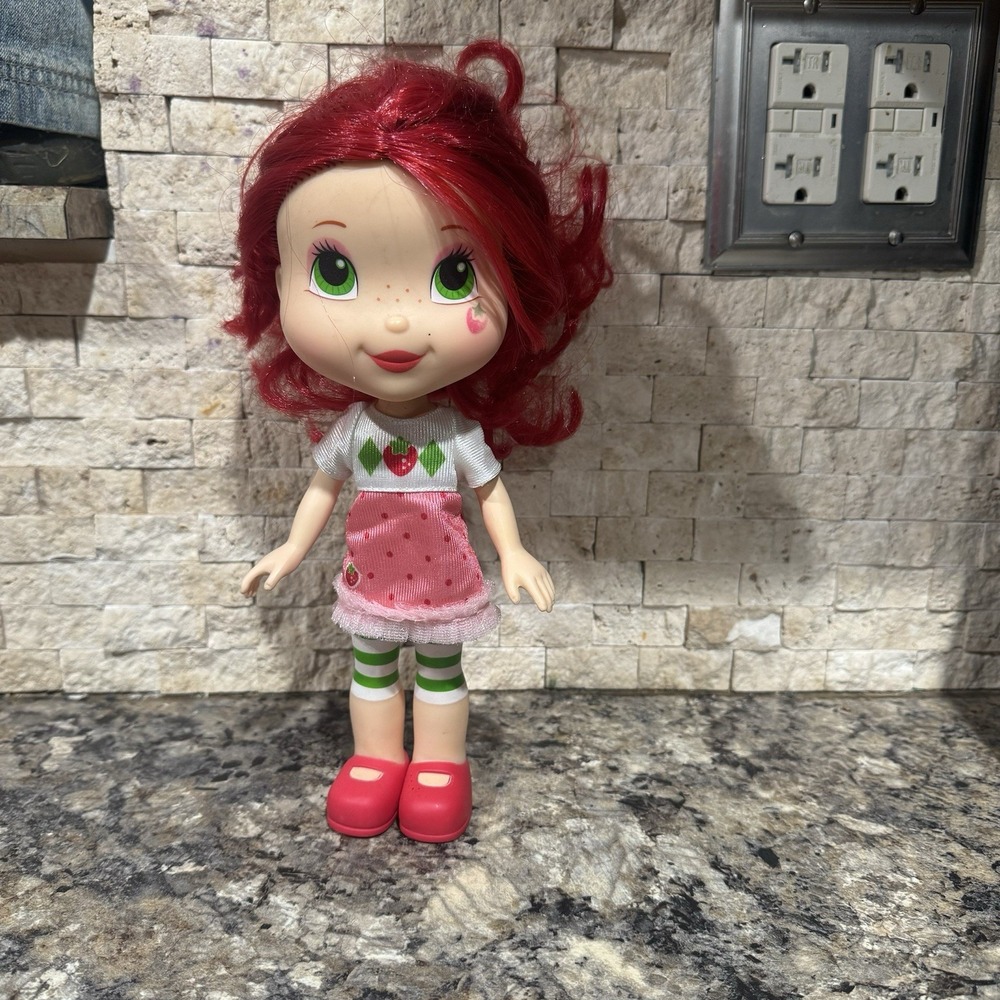 2008 Hasbro TCFC Strawberry Shortcake‎ 11" Sweet Surprise Scented Doll Figure